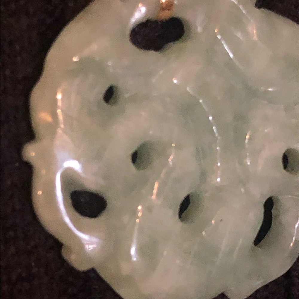 Jade Jadeite carved pendant 1” by 1” on 10 k gold Italian chain - Picture 5 of 9